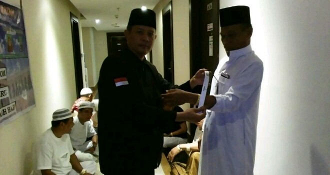 Pemberian gelang khusus untuk Armina.